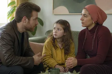 Bir psikolog kanepede oturan dokuz yaşındaki bir kız çocuğu ve annesiyle okul endişeleri hakkında konuşuyor